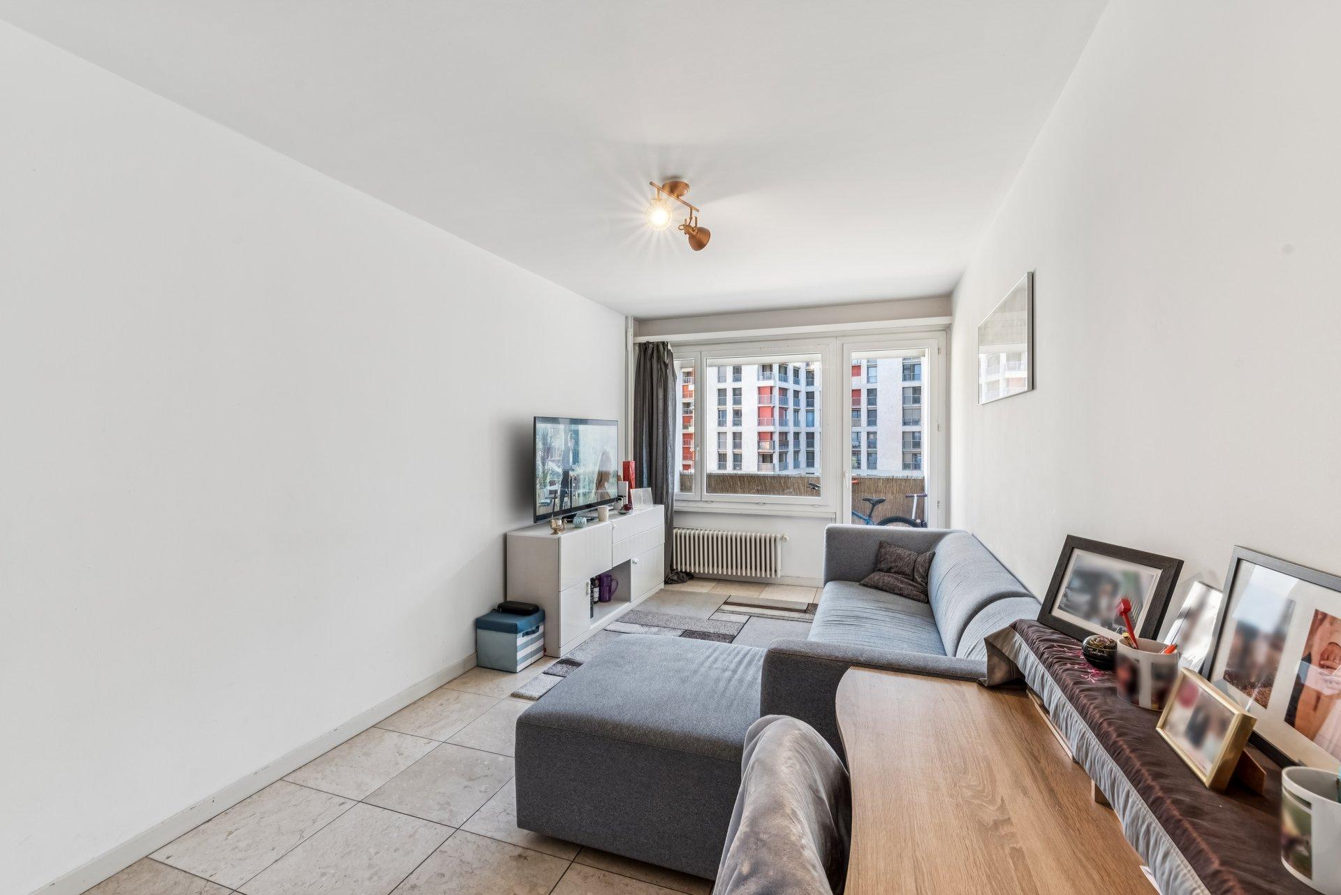 Helles Wohnzimmer mit Balkonblick