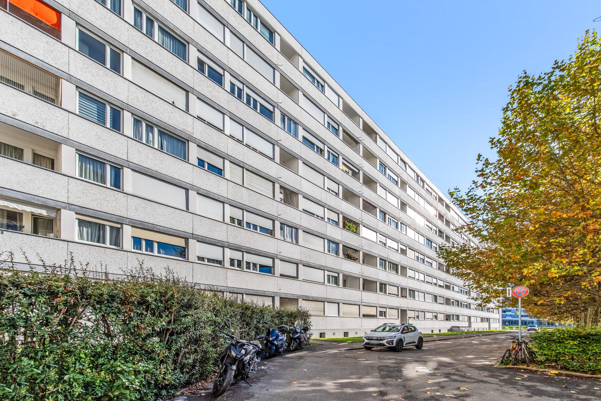 Wohnblock mit langer Fassadenfront