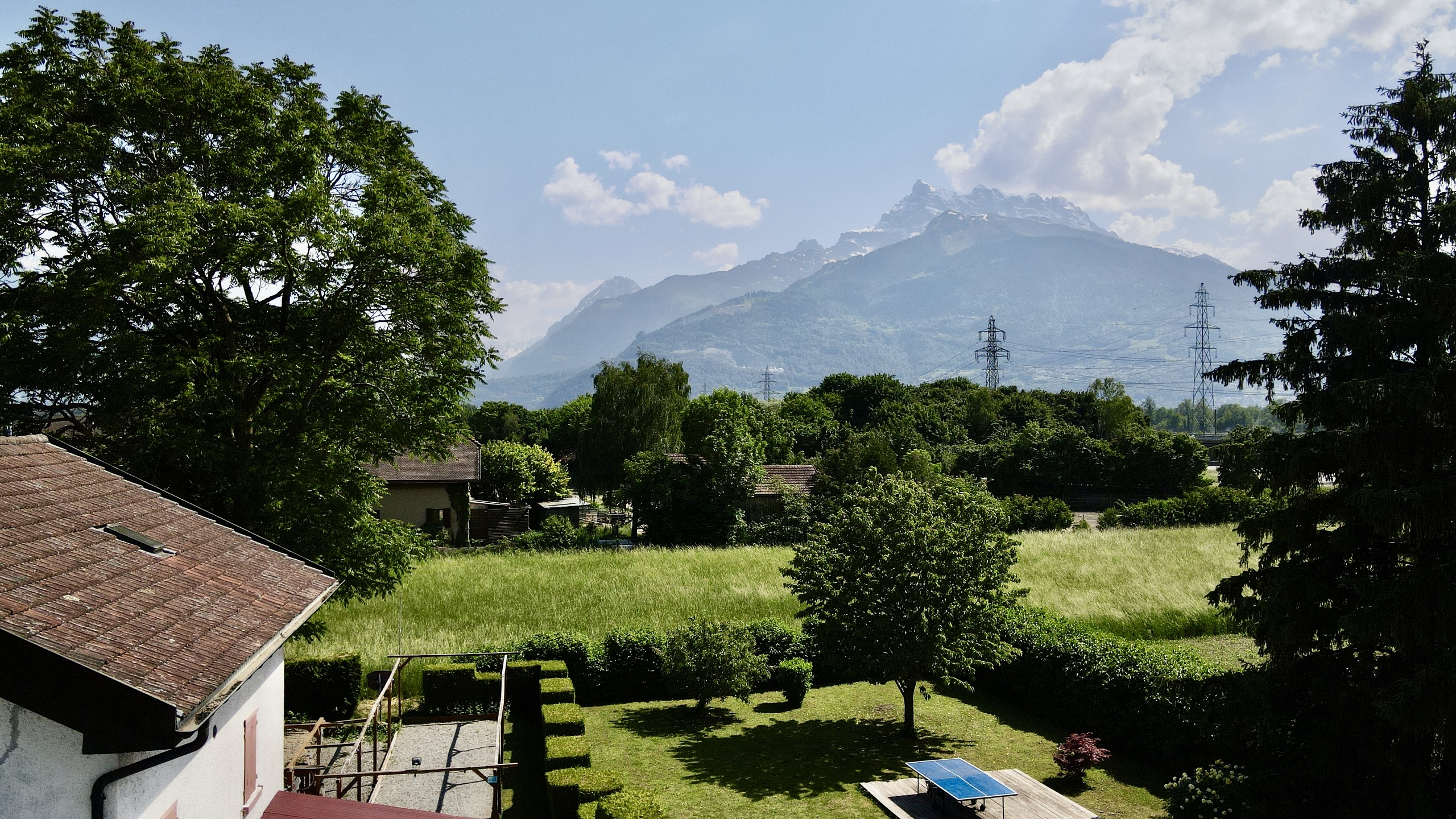 Landschaft mit Bergblick und Garten