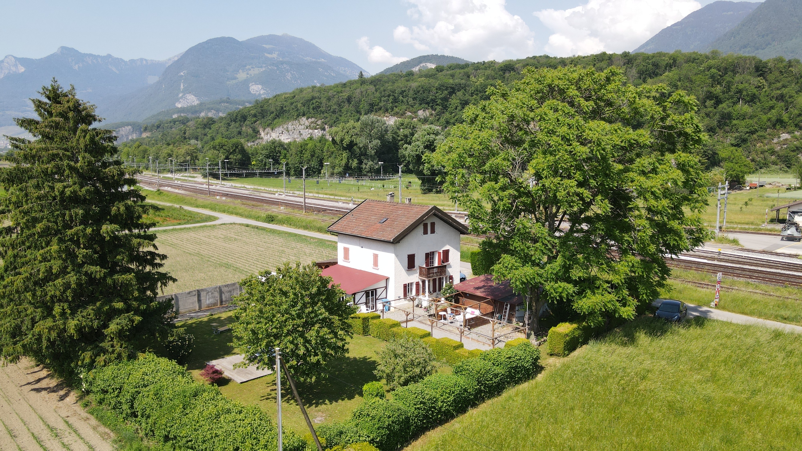 Ländliches Haus mit Bergpanorama