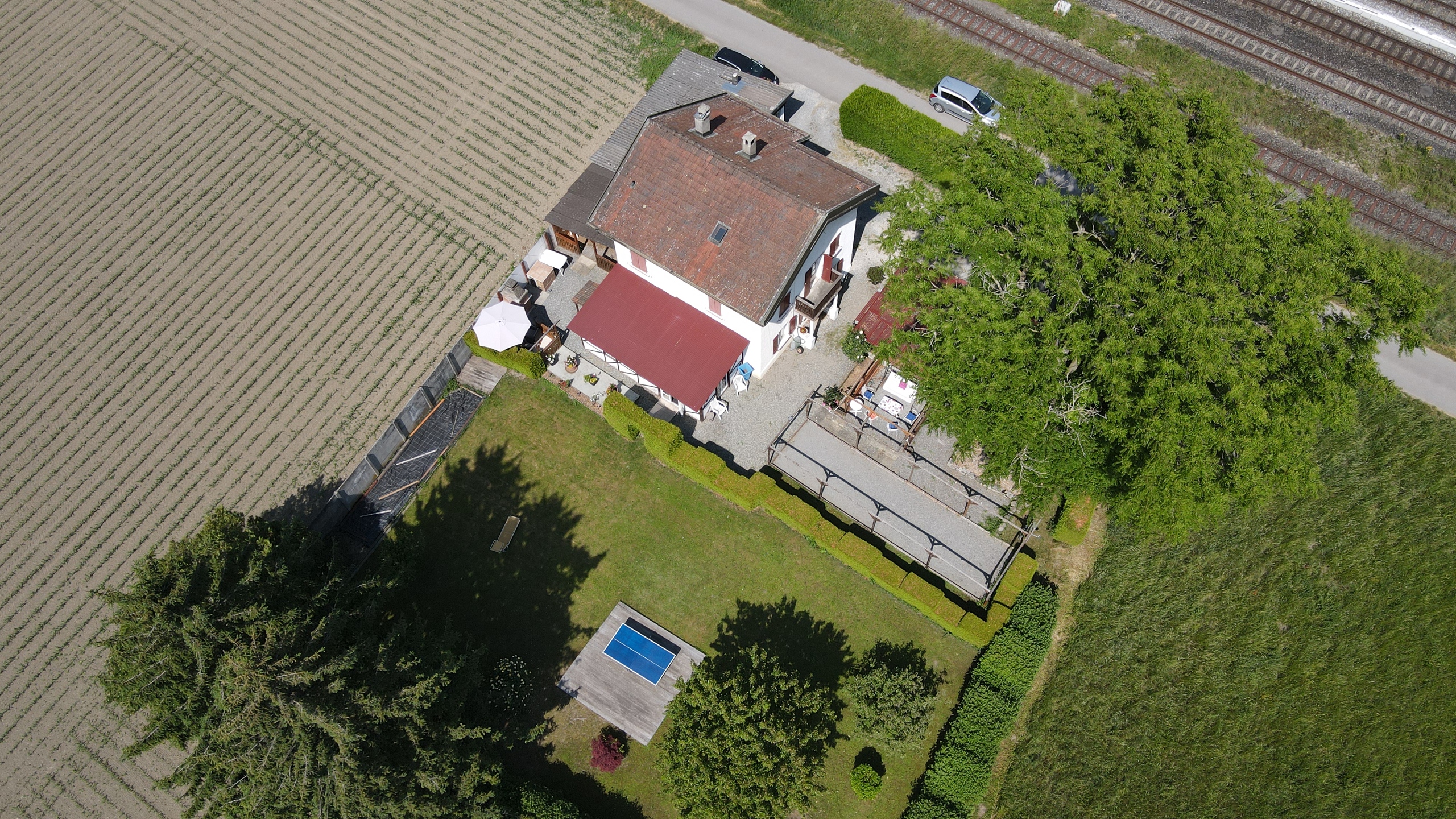 Luftaufnahme eines Hauses mit Garten und Freiflächen