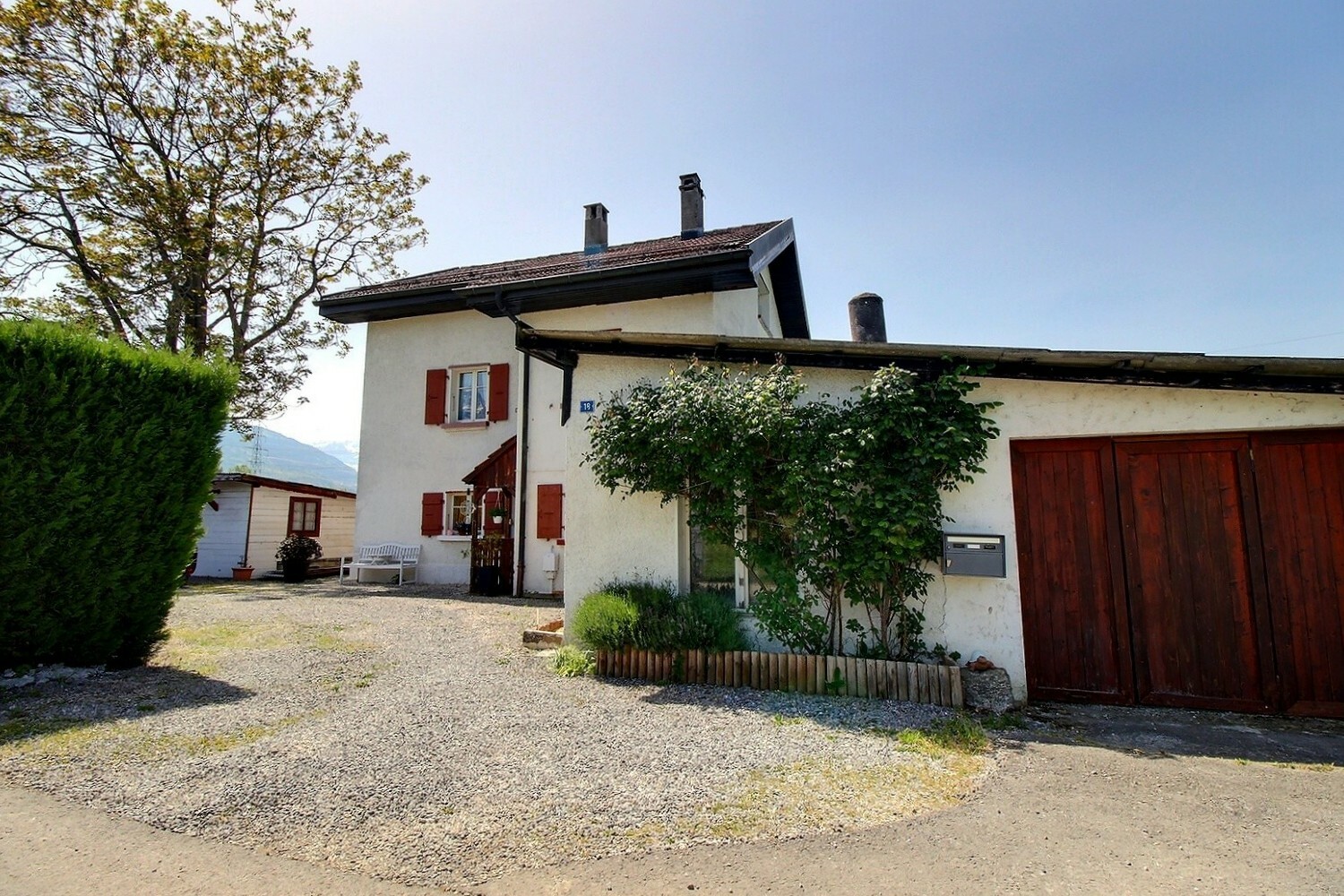 Ländliches Wohnhaus mit Hof und Garage