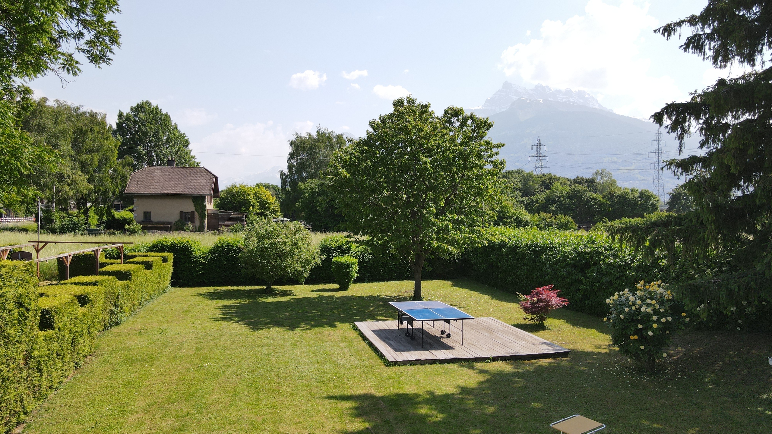 Großer Garten mit Bergblick
