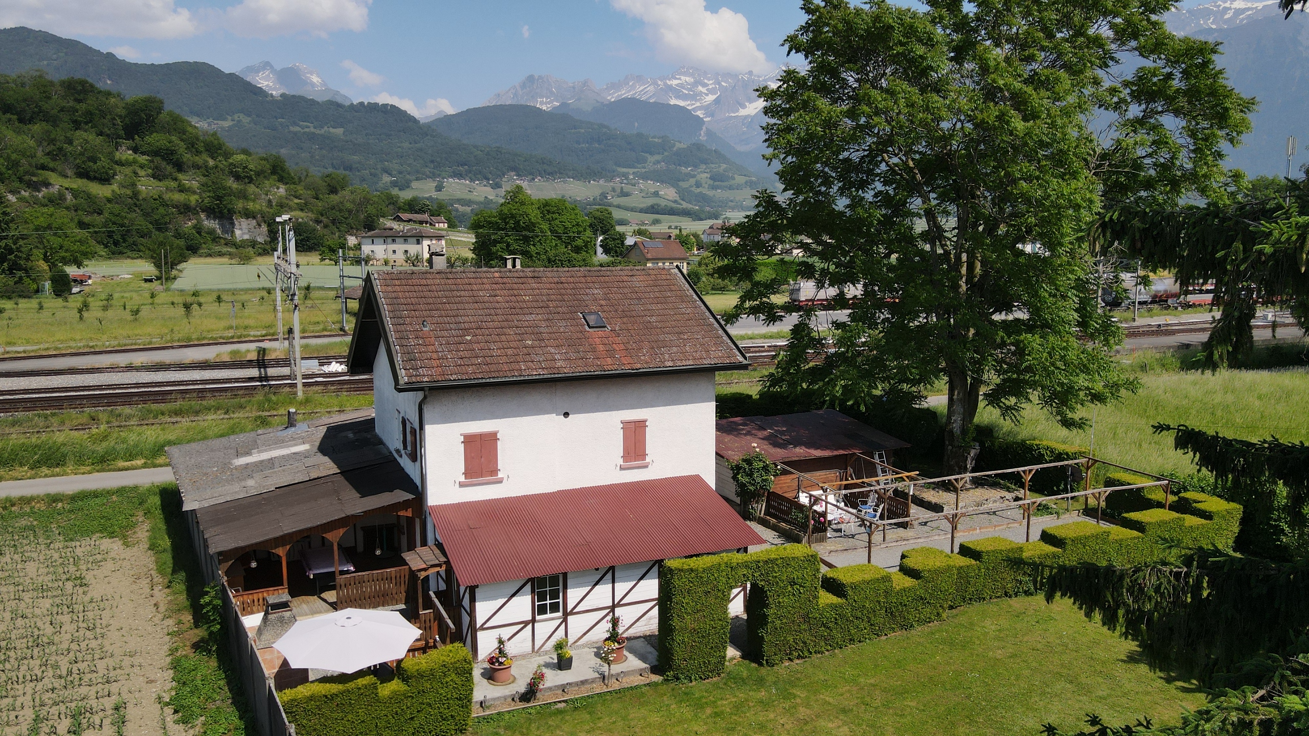 Alpenhaus mit Garten und Bergpanorama