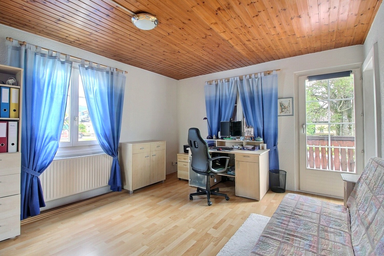 Helles Arbeitszimmer mit Balkonzugang
