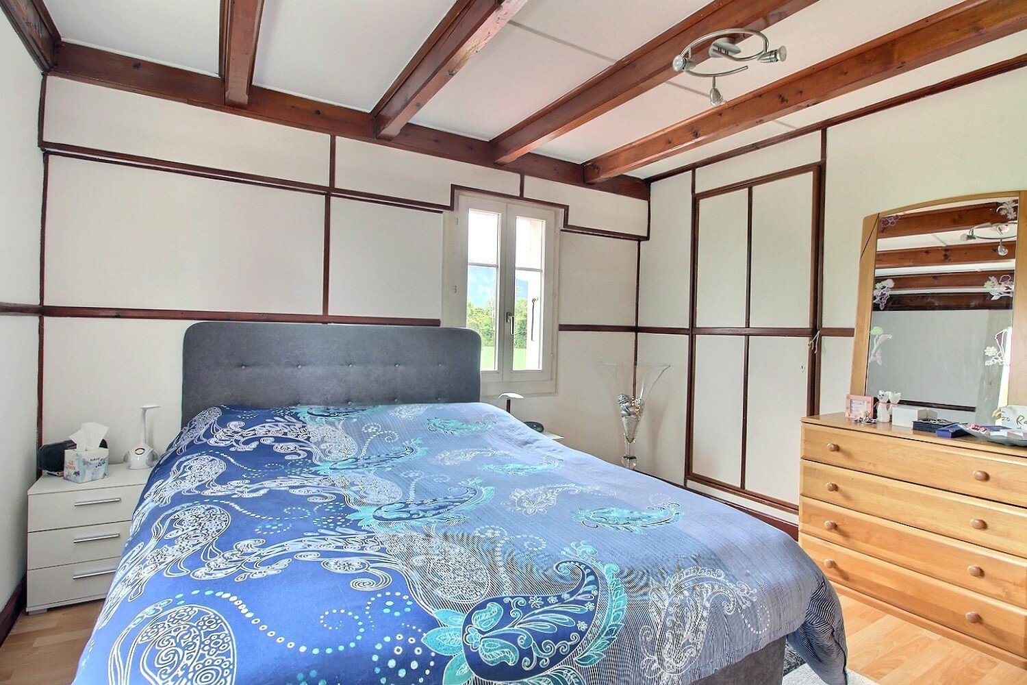 Schlafzimmer mit Holzbalkendecke