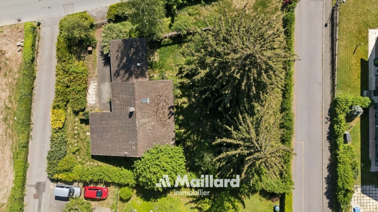 Luftaufnahme eines Wohnhauses mit Garten