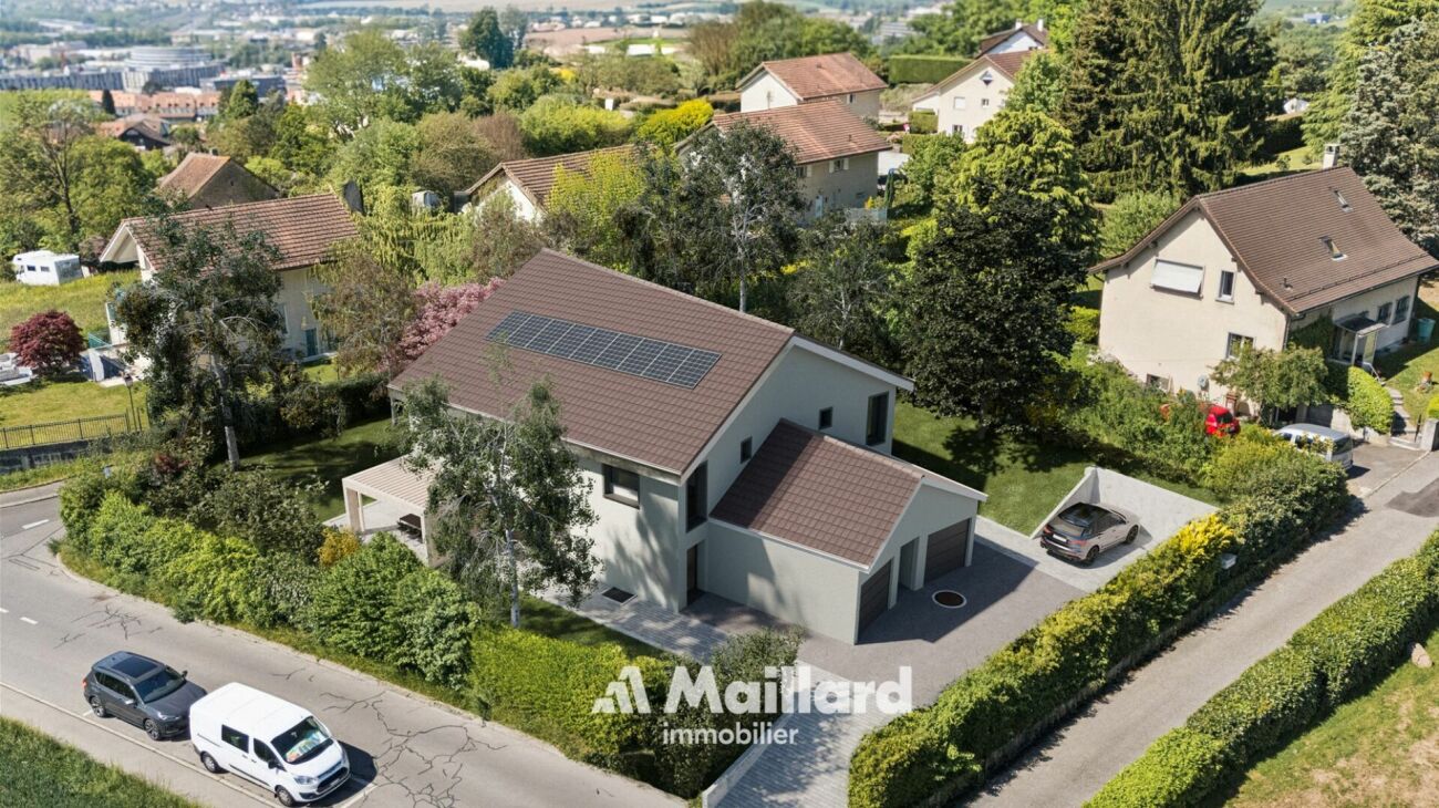 Luftaufnahme eines modernen Einfamilienhauses mit Solarzellen