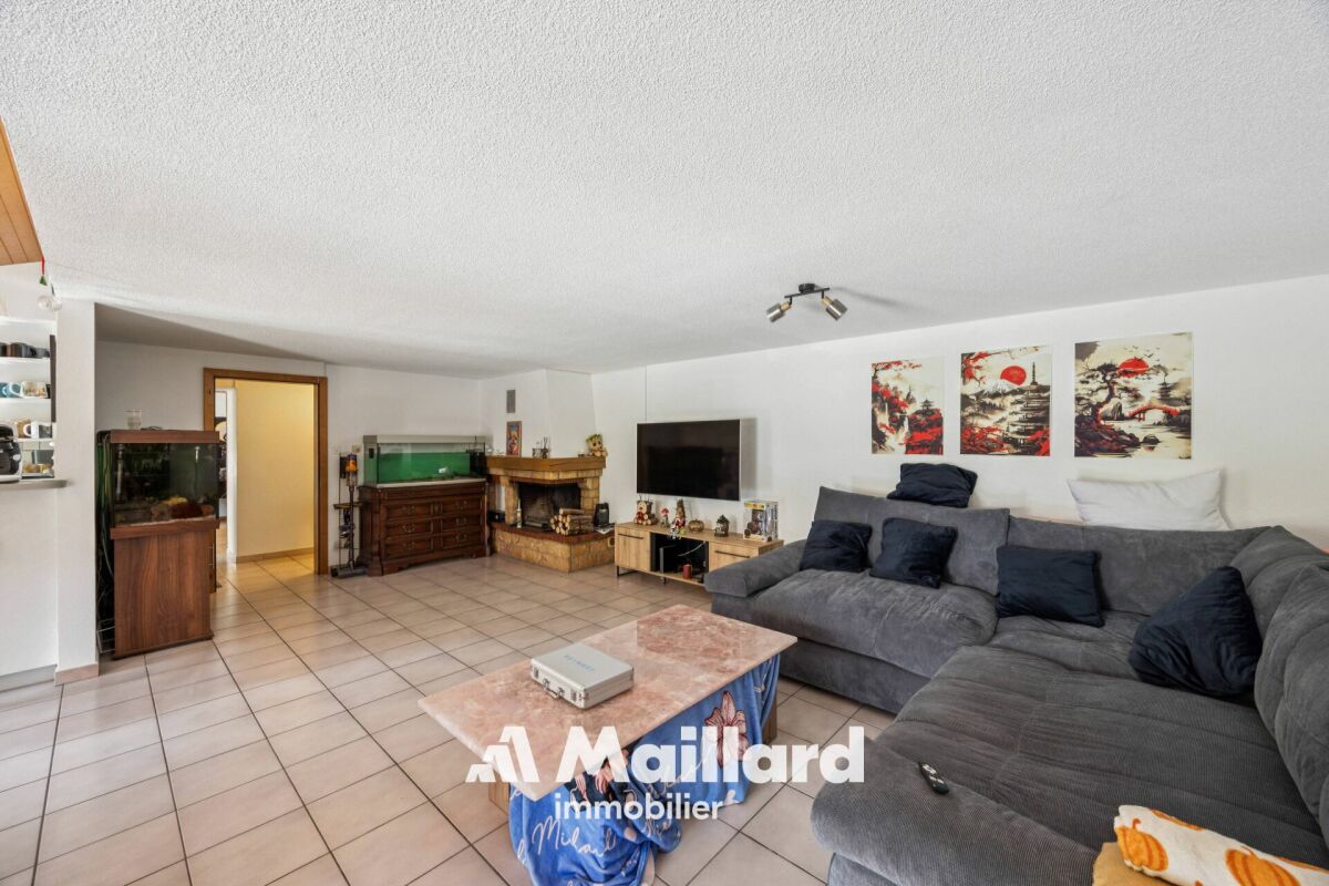 Wohnzimmer mit Kamin und großer Sofa-Ecke