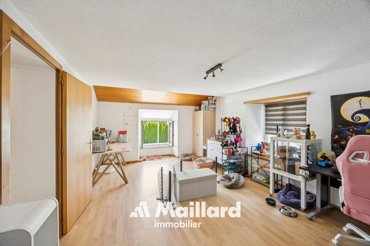 Helles Zimmer mit Holzdetails