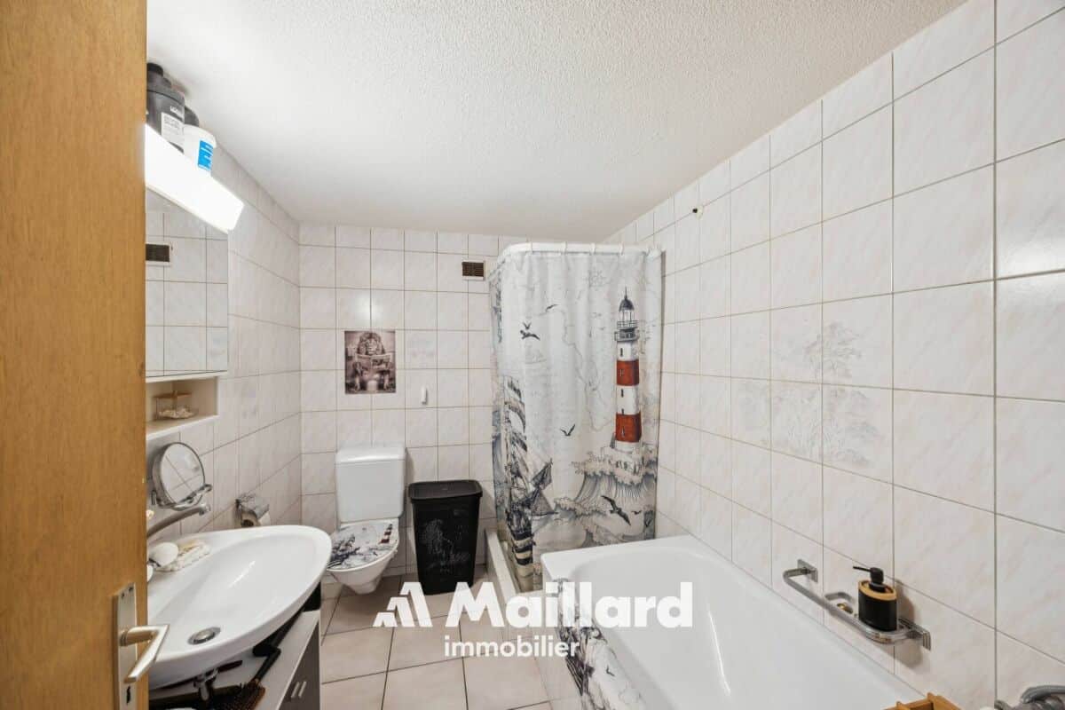 Kleines Badezimmer mit Badewanne und Dusche