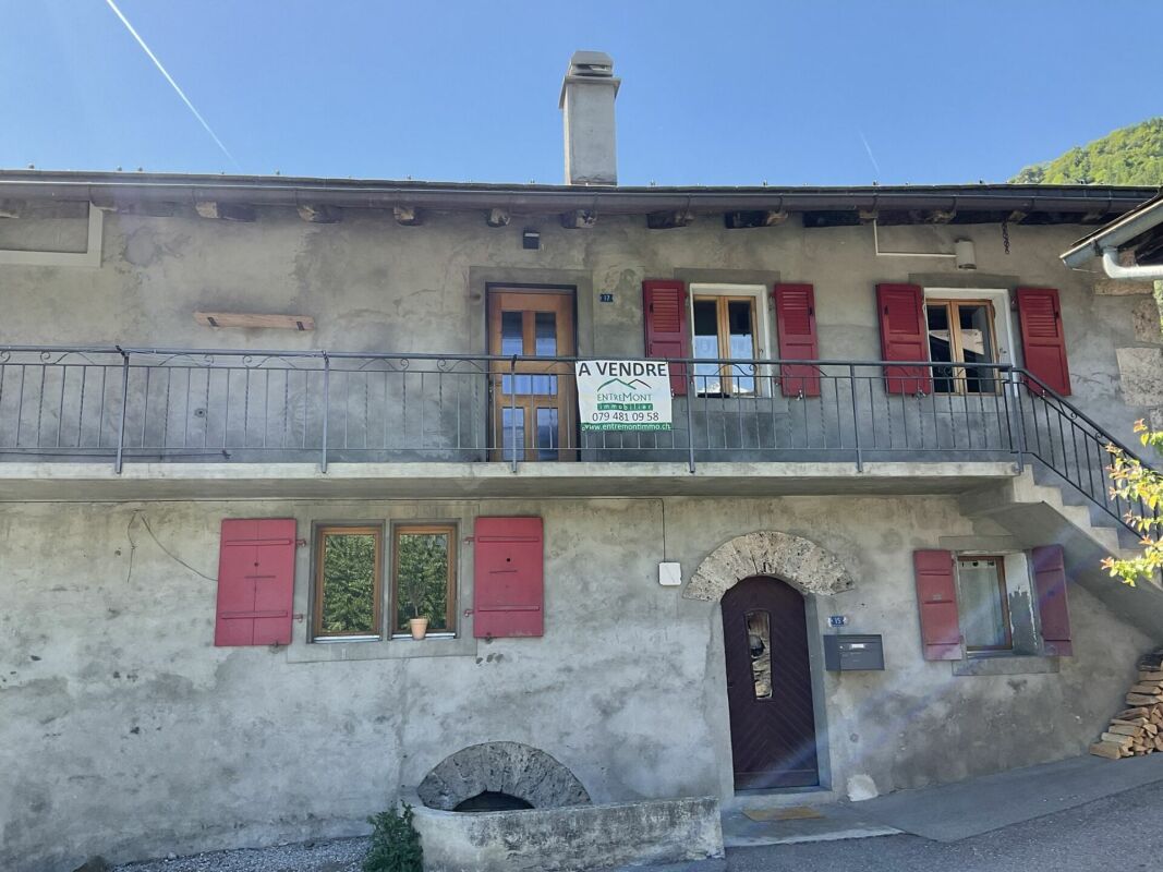 Historisches Wohnhaus mit Balkon und Verkaufsschild