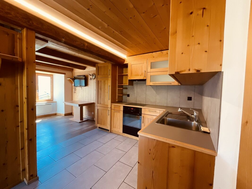 Rustikale Wohnküche mit Holzvertäfelung