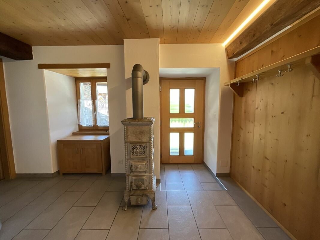 Gemütlicher Eingangsbereich mit Holzofen