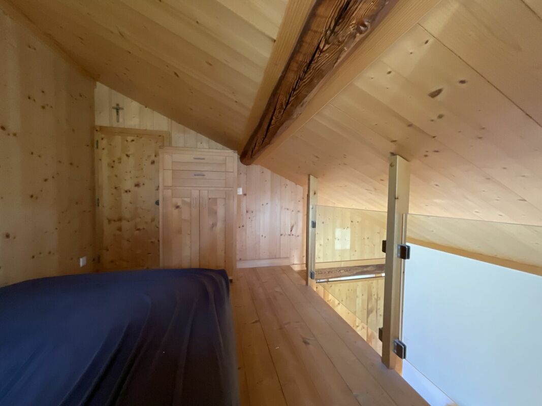 Dachboden mit Holzverkleidung und Galerie