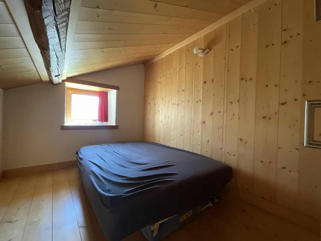 Dachzimmer mit Bett