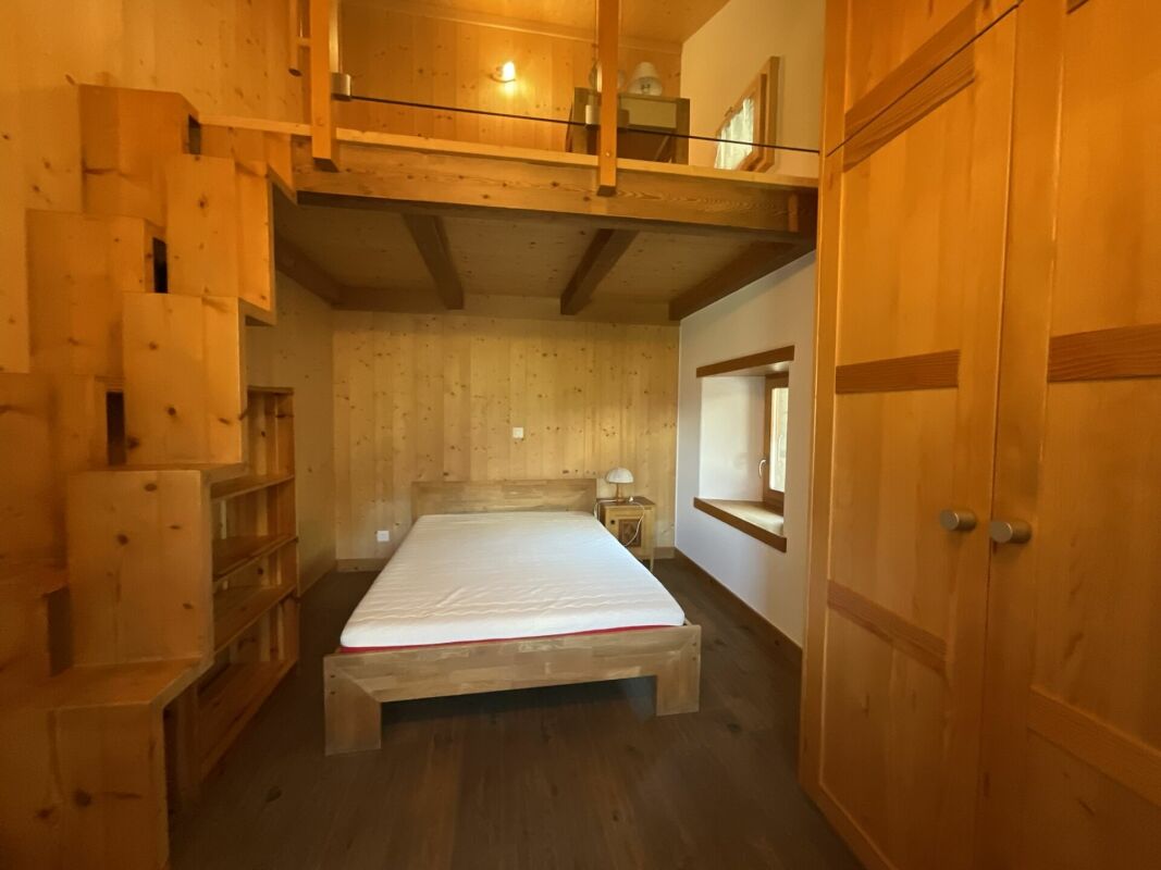 Holzverkleidetes Schlafzimmer mit Galerie