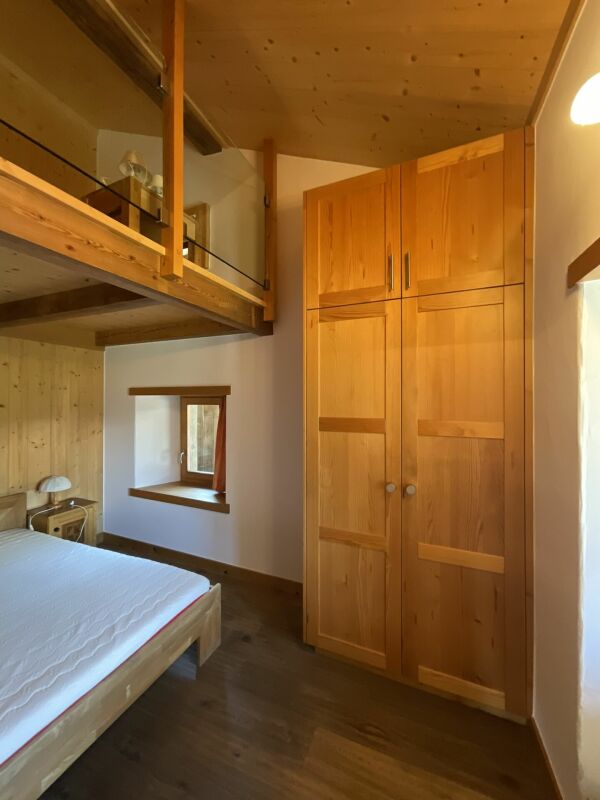 Gemütliches Schlafzimmer mit Holzgalerie
