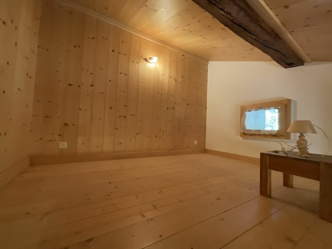 Ausgebauter Dachraum mit Holzdecken und Sichtbalken