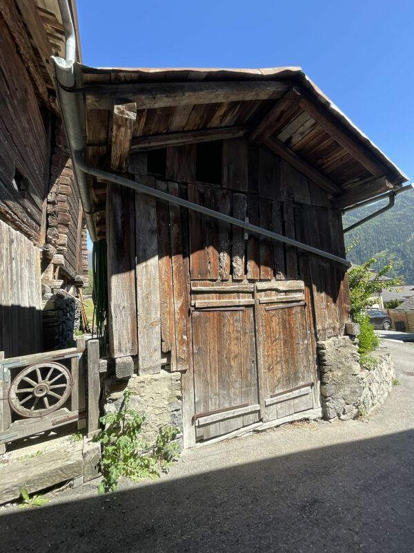 Alte Holzscheune mit Schindeldach