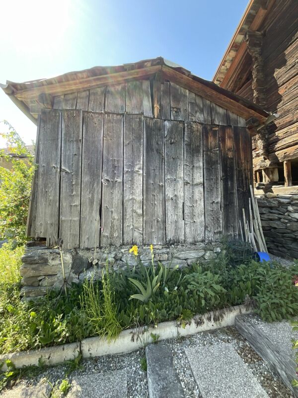 Alte Holzhütte mit Natursteinunterbau