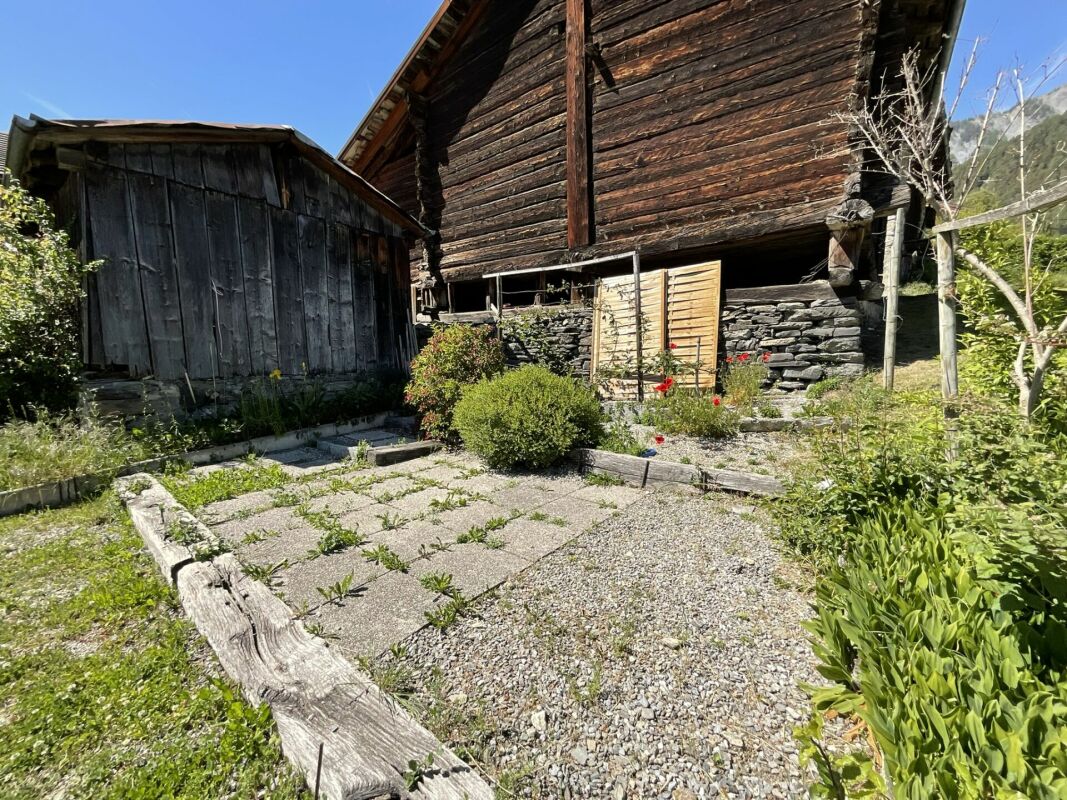 Traditioneller Holzbau mit Gartenhof