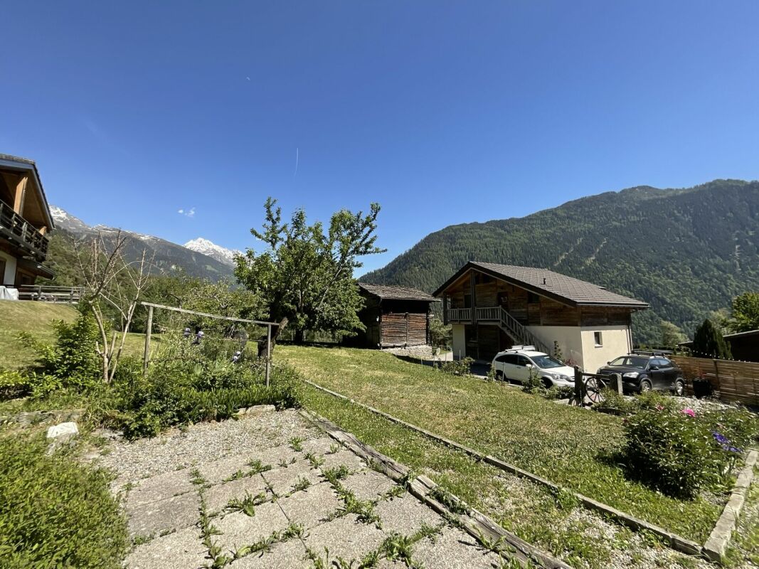 Alpenhaus mit großem Garten und Bergblick