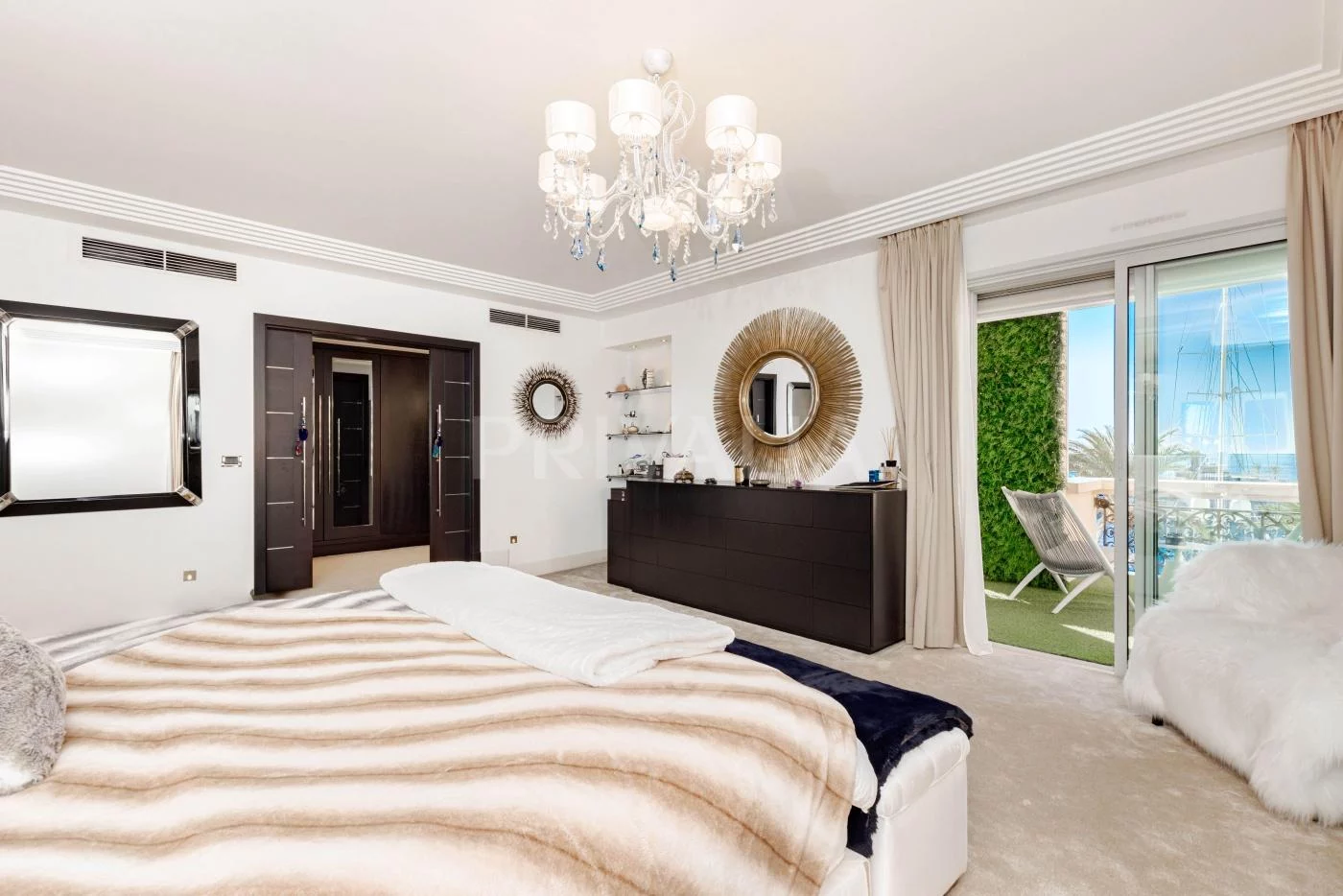 Luxuriöses Schlafzimmer mit Balkonblick