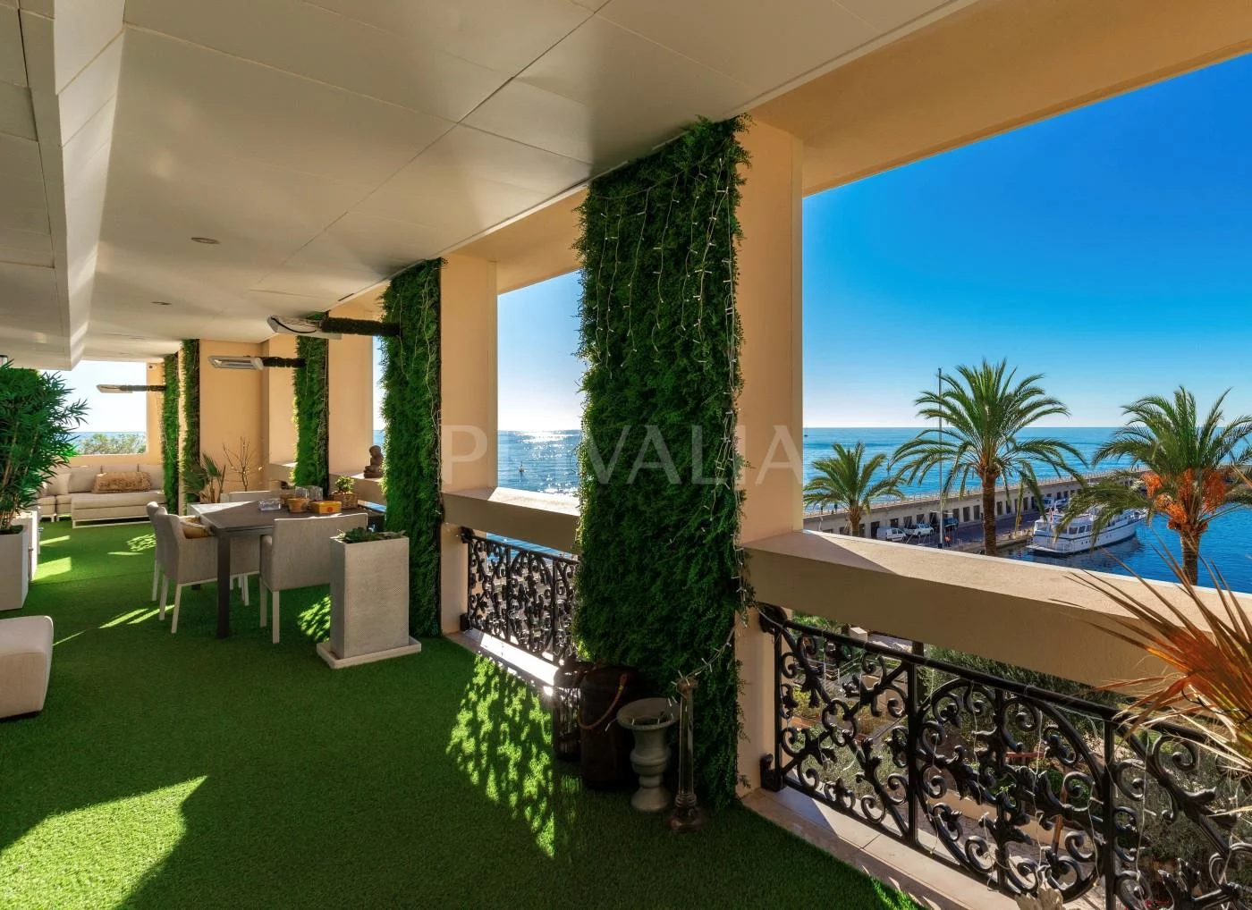Überdachte Meerblick-Terrasse mit Sitzbereich