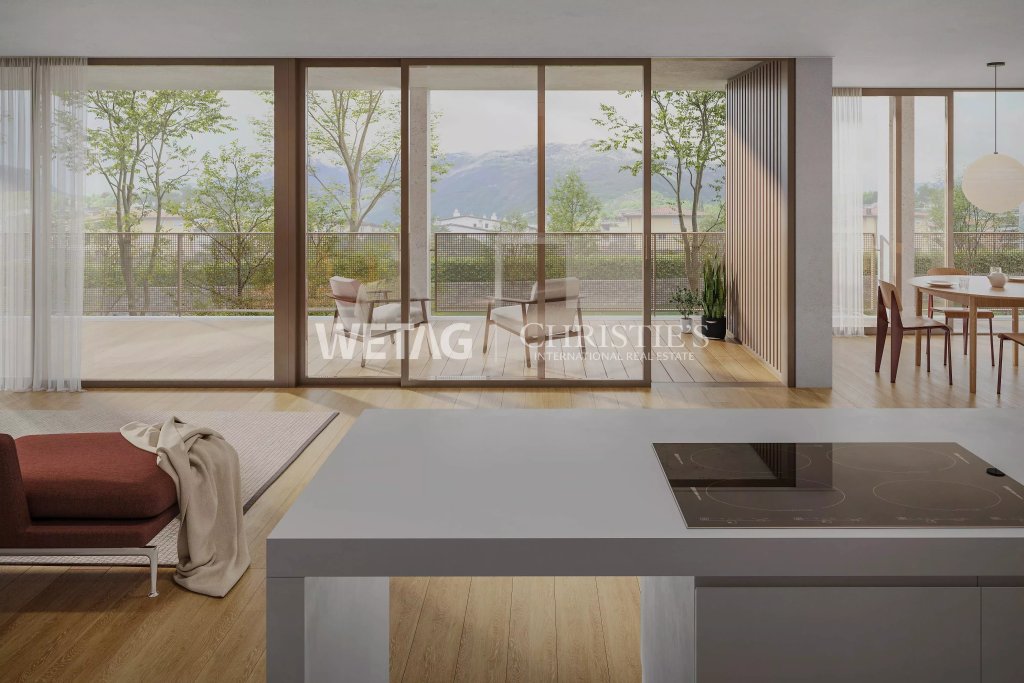 Offener Wohnbereich mit Terrasse und Bergblick