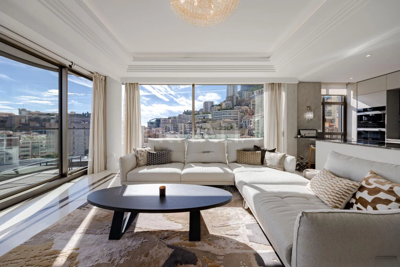 Helles Luxus-Wohnzimmer mit Panoramaausblick