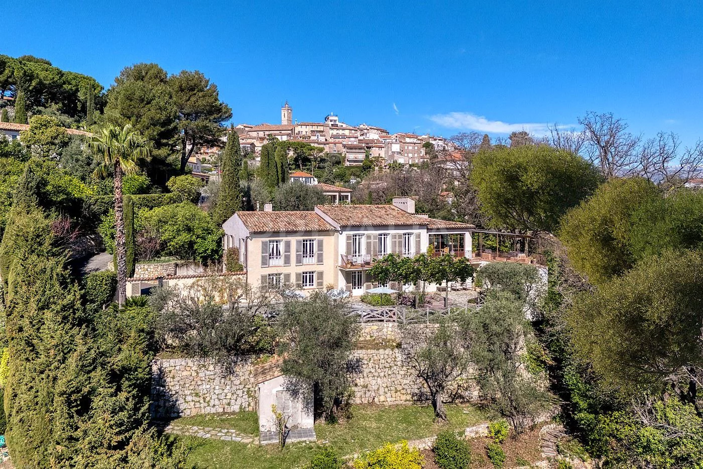 Villa mit mediterraner Hanglage