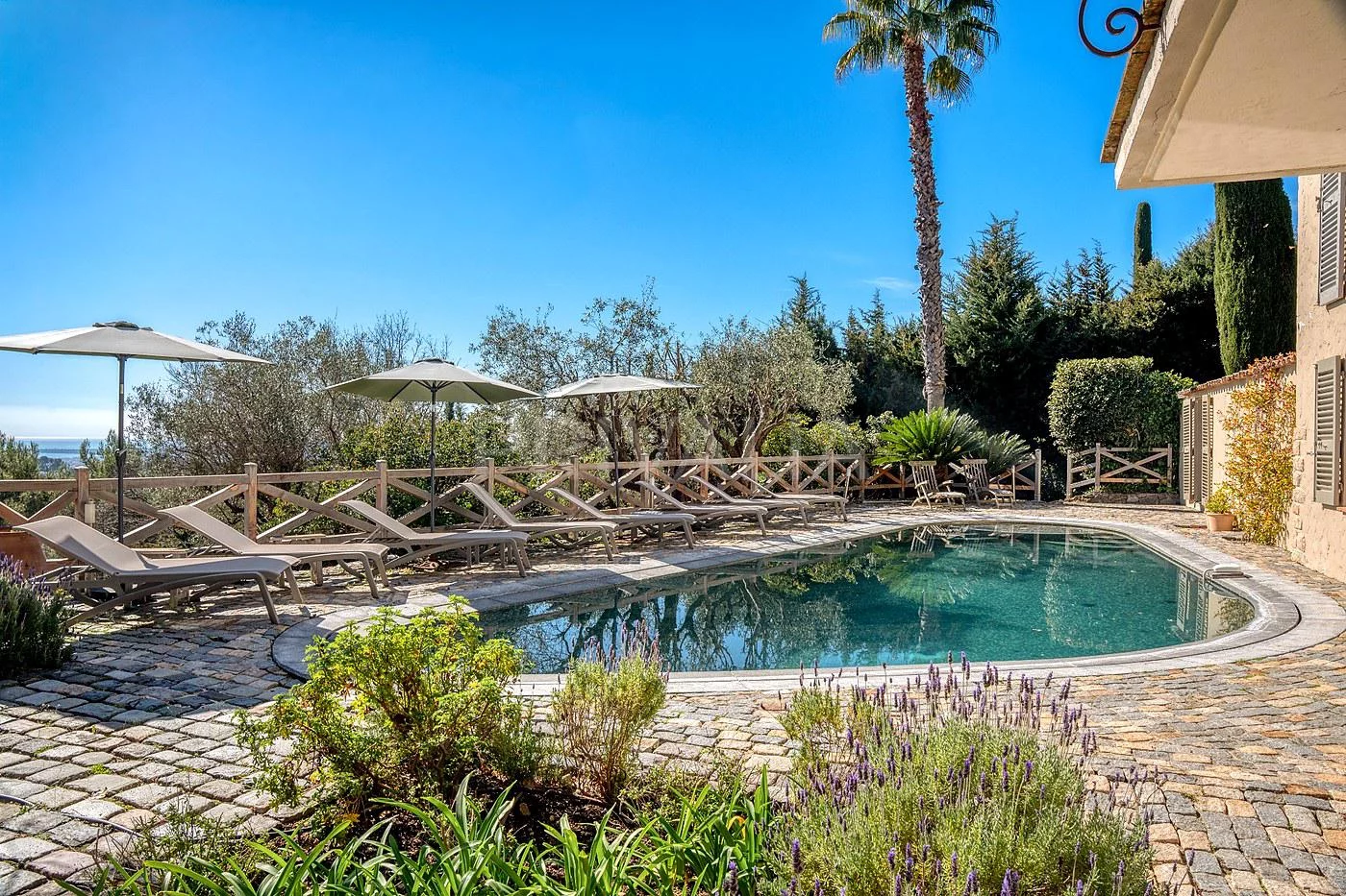 Außenpool mit Terrasse