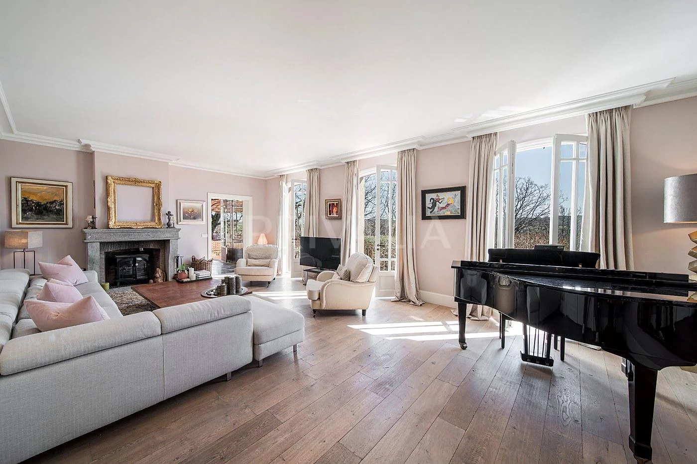 Helles, elegantes Wohnzimmer mit Kamin und Klavier