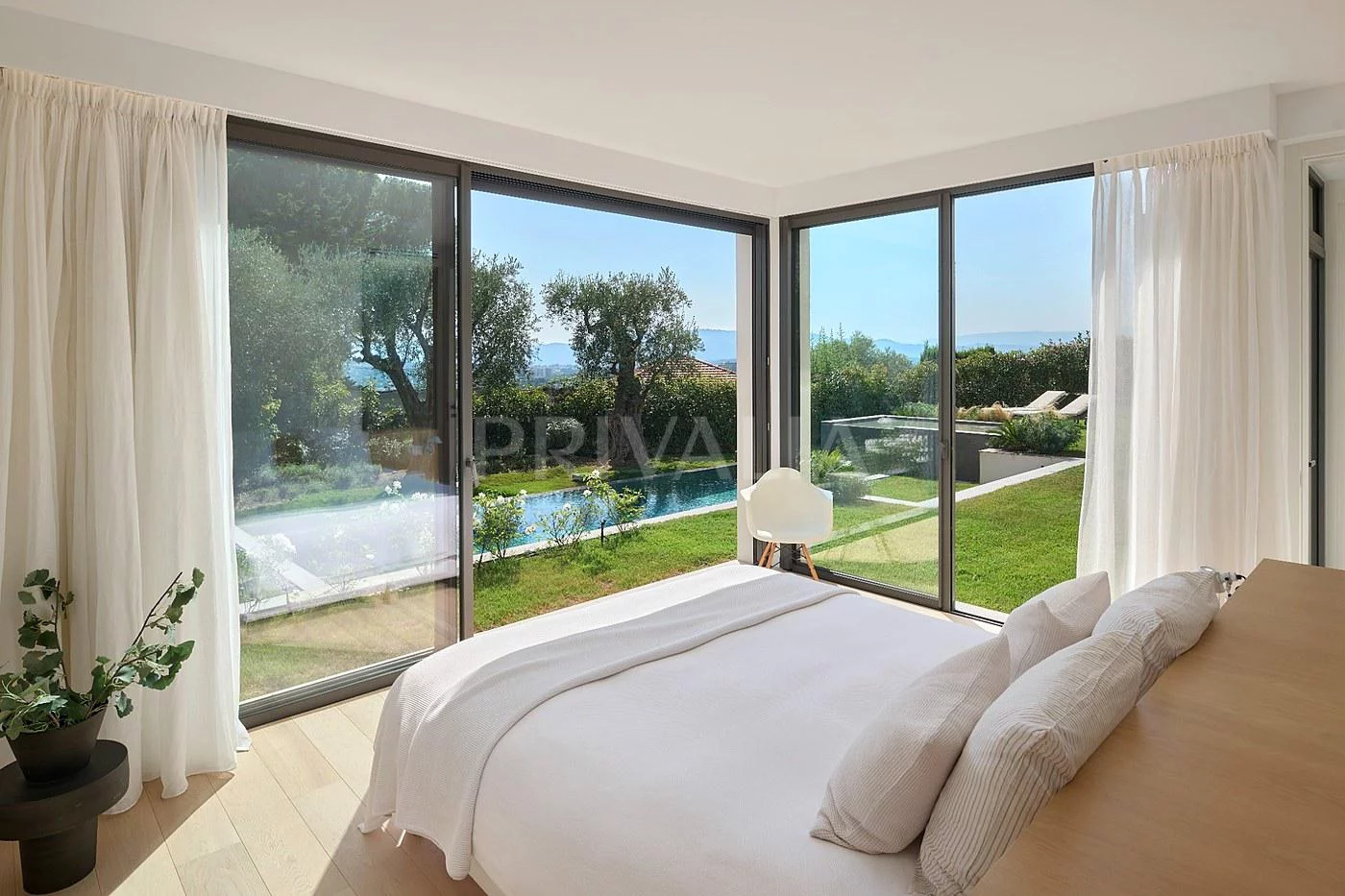 Schlafzimmer mit Panoramablick in den Garten