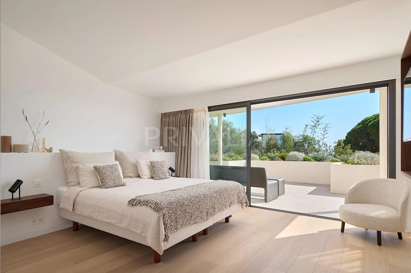 Helles Schlafzimmer mit Terrasse