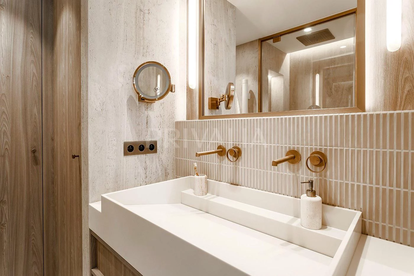 Modernes Badezimmer mit warmen Holz- und Goldtönen