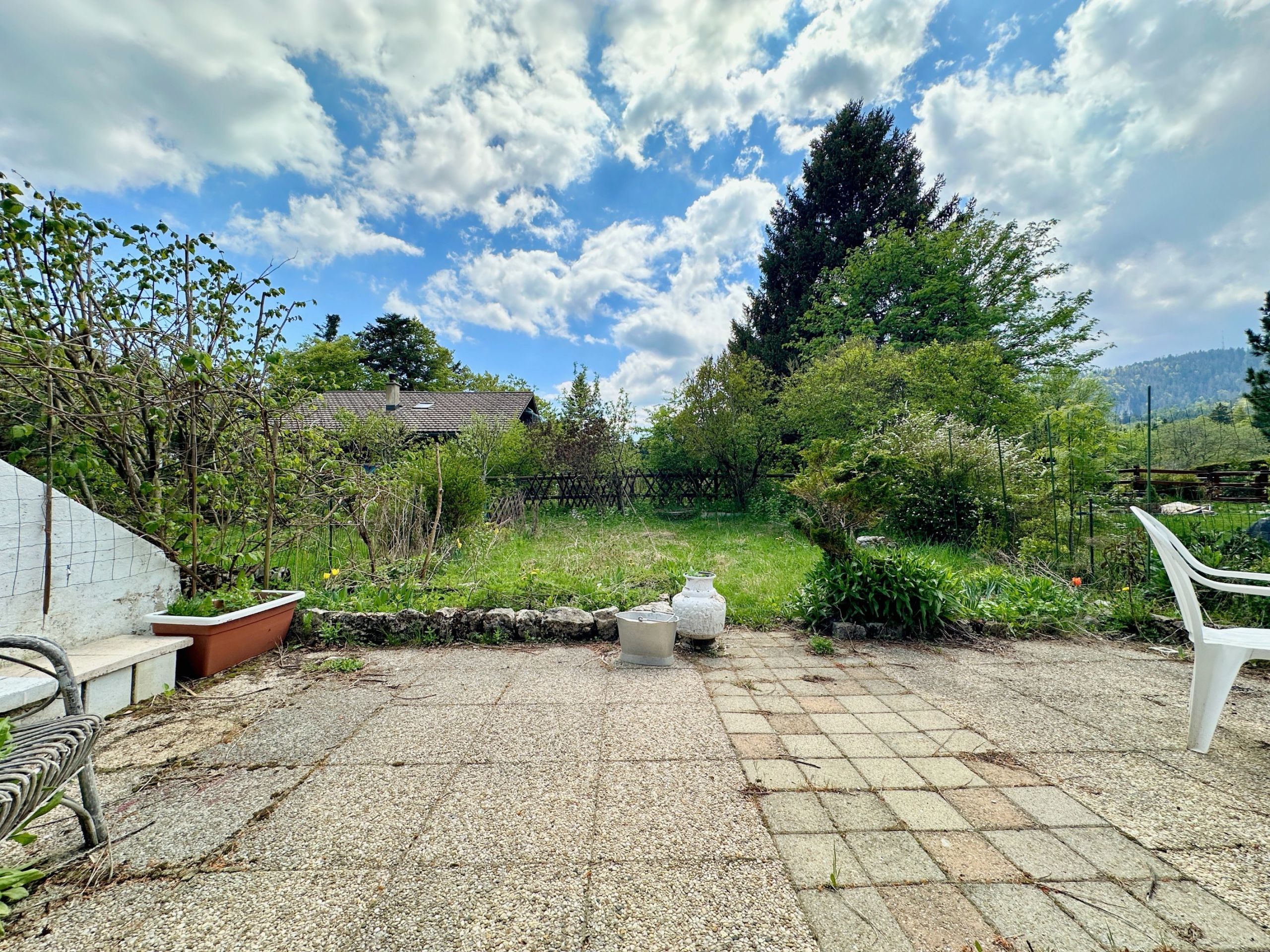 Großer Garten mit Terrasse