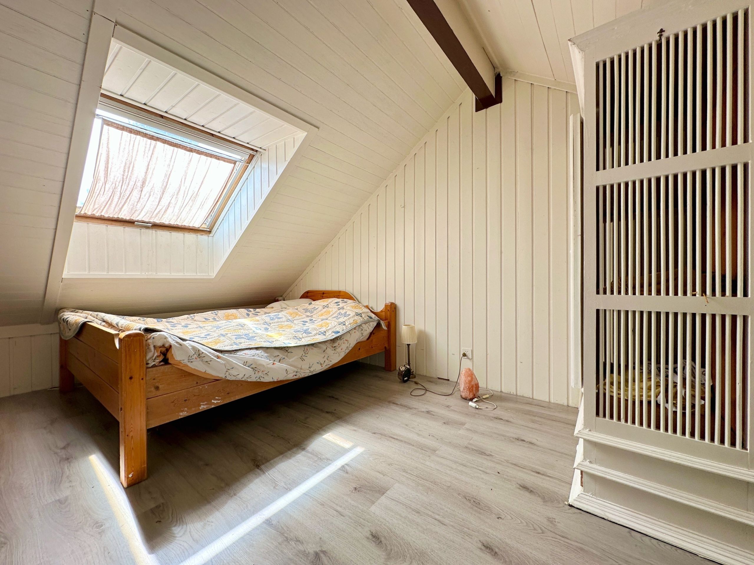 Dachgeschoss-Schlafzimmer mit Dachfenster