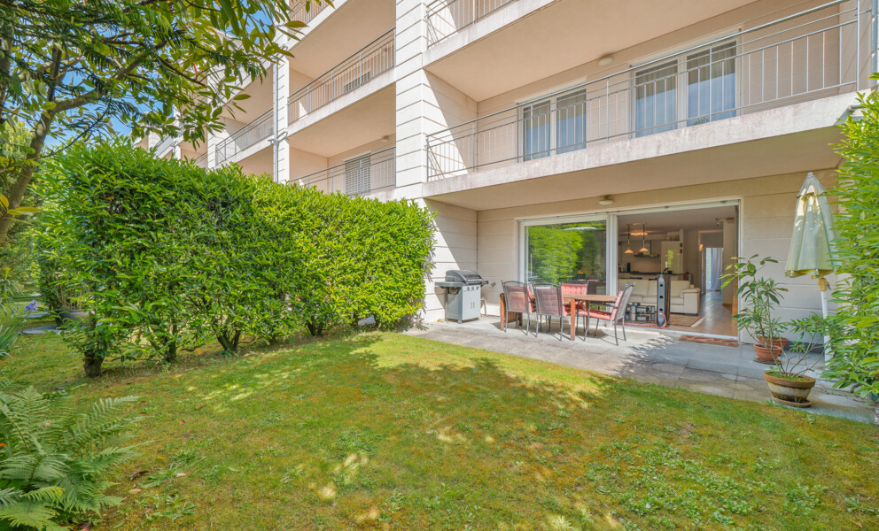 Garten mit Terrasse am Mehrfamilienhaus
