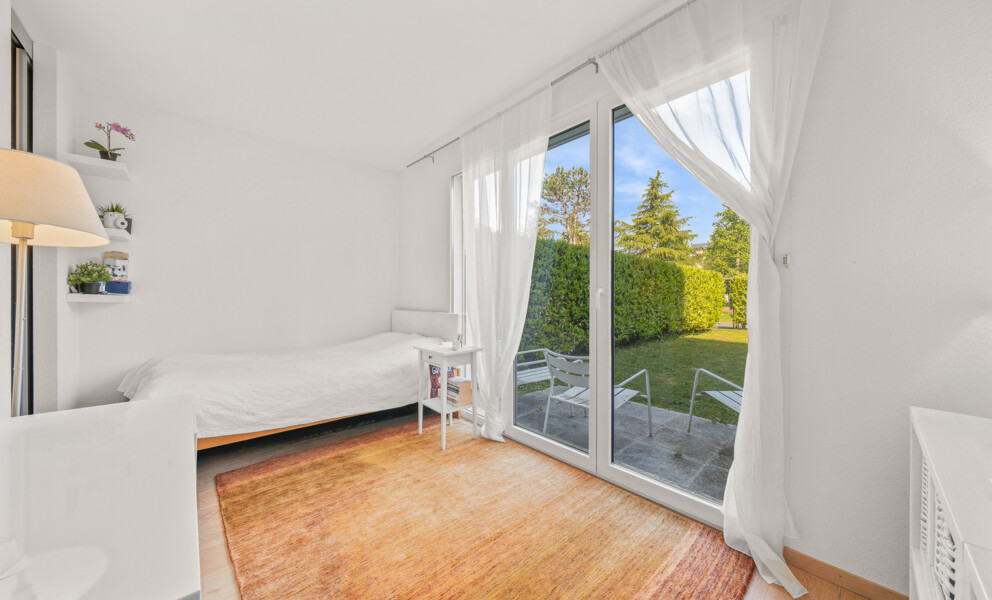 Helles Schlafzimmer mit Gartenzugang