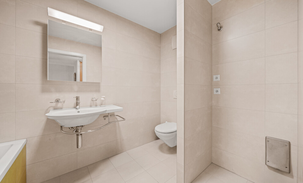Modernes Badezimmer mit hellen Fliesen