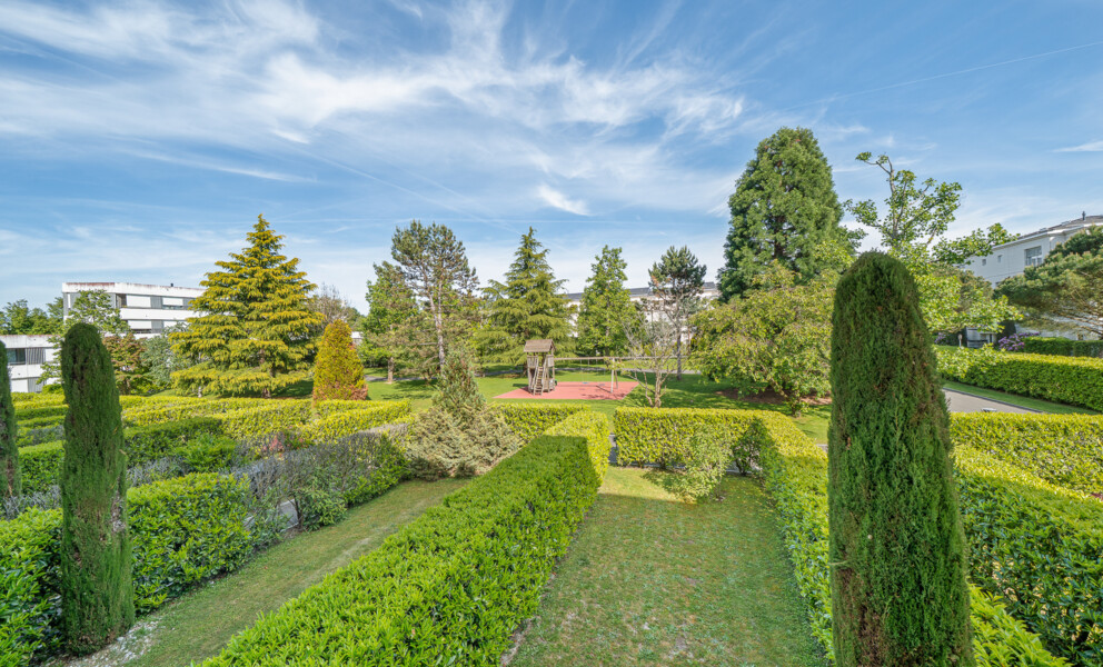 Gepflegte Gartenanlage mit Spielplatz