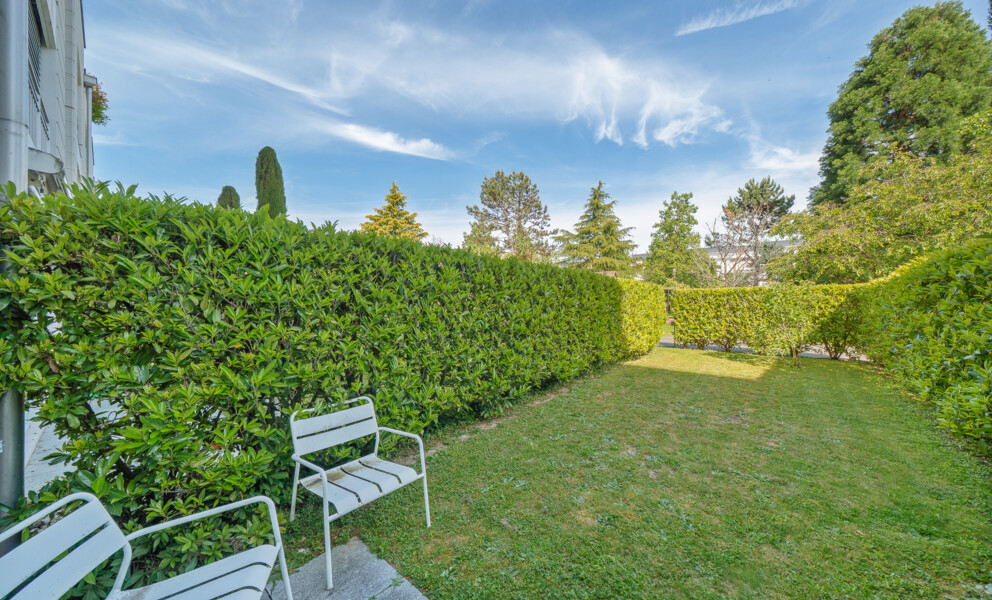 Garten mit Hecke und Sitzplätzen