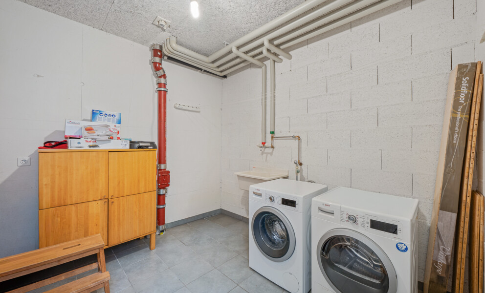 Hauswirtschaftsraum mit Waschmaschine und Trockner
