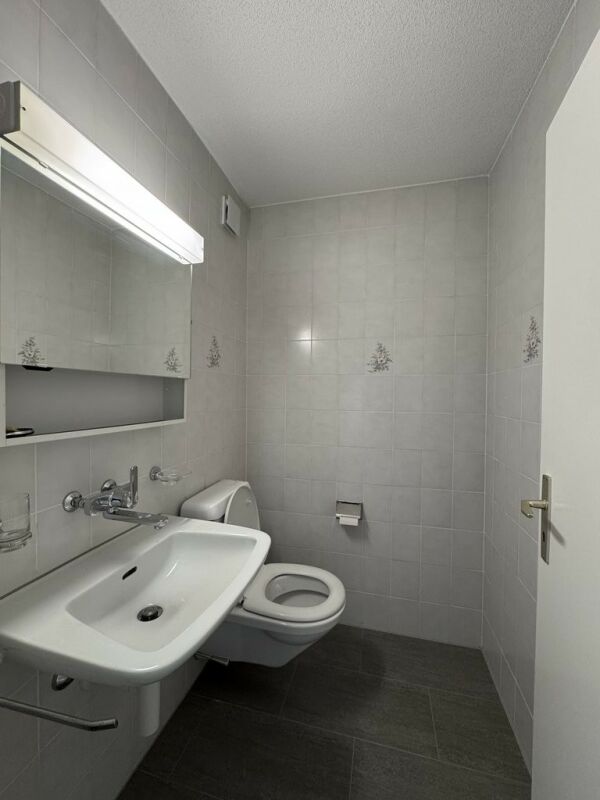 Kompaktes Gäste-WC mit Waschbecken und Wand-WC