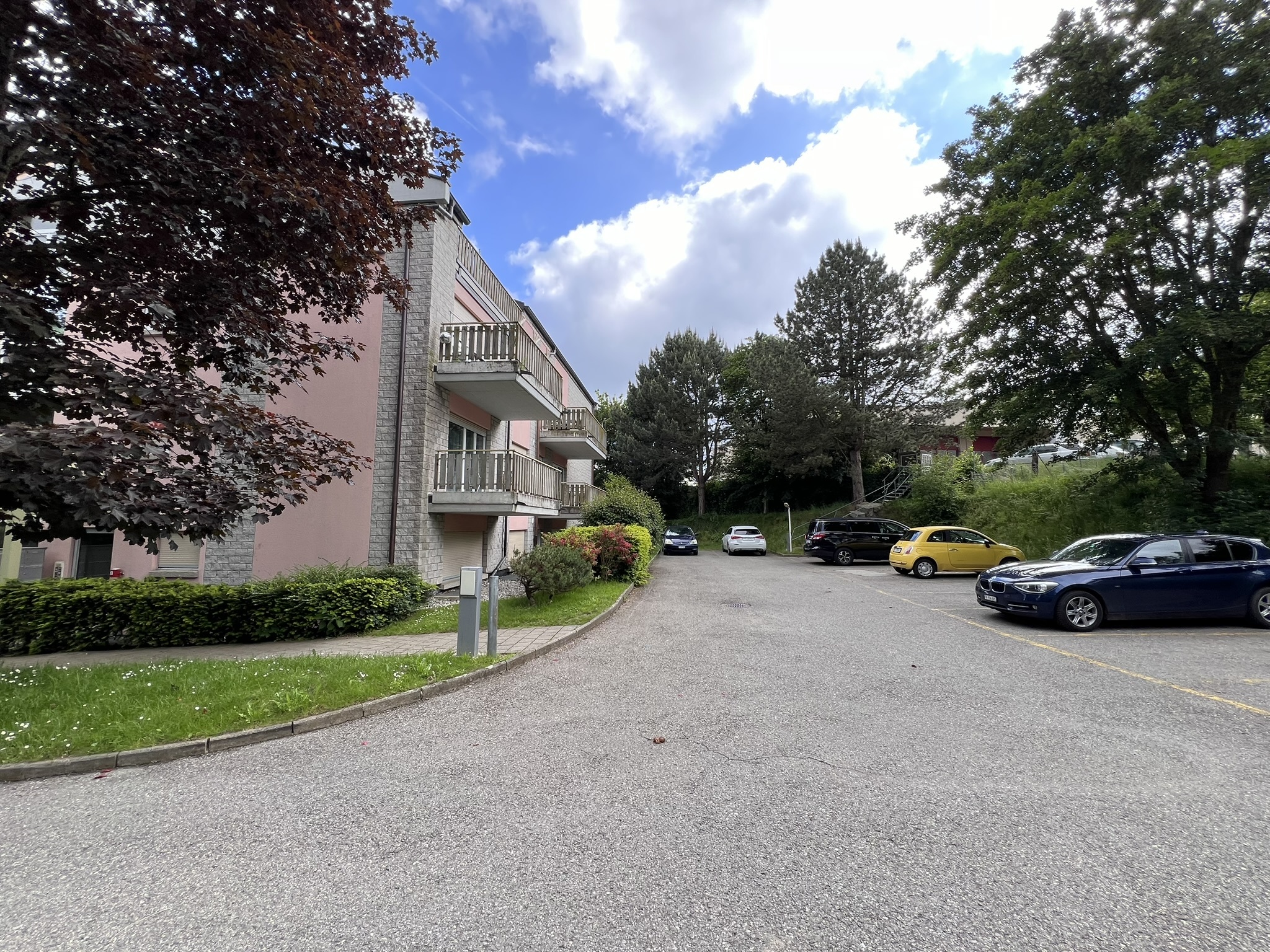 Wohnanlagen-Außenbereich mit Parkplatz