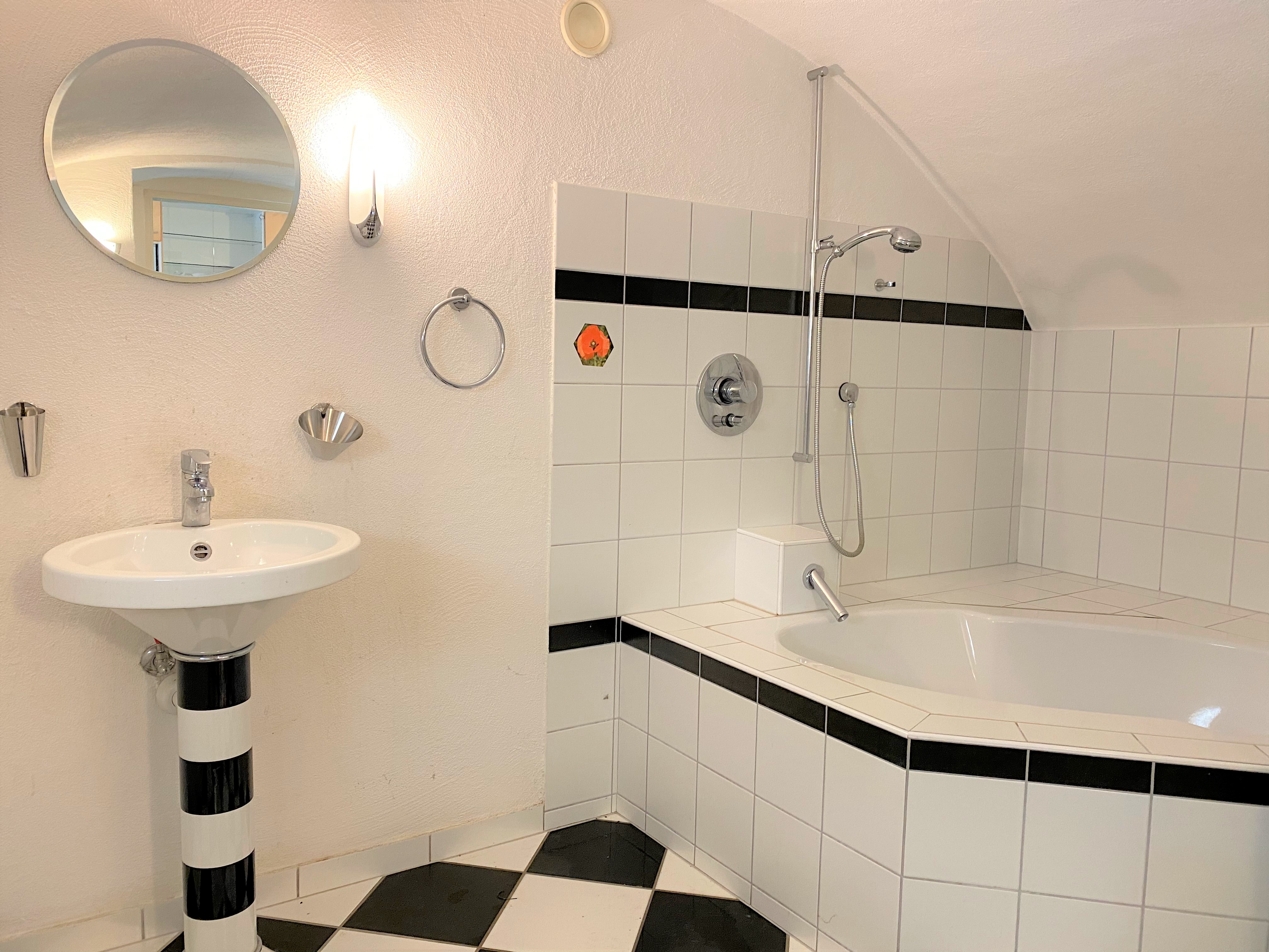 Badezimmer mit Badewanne und Waschtisch