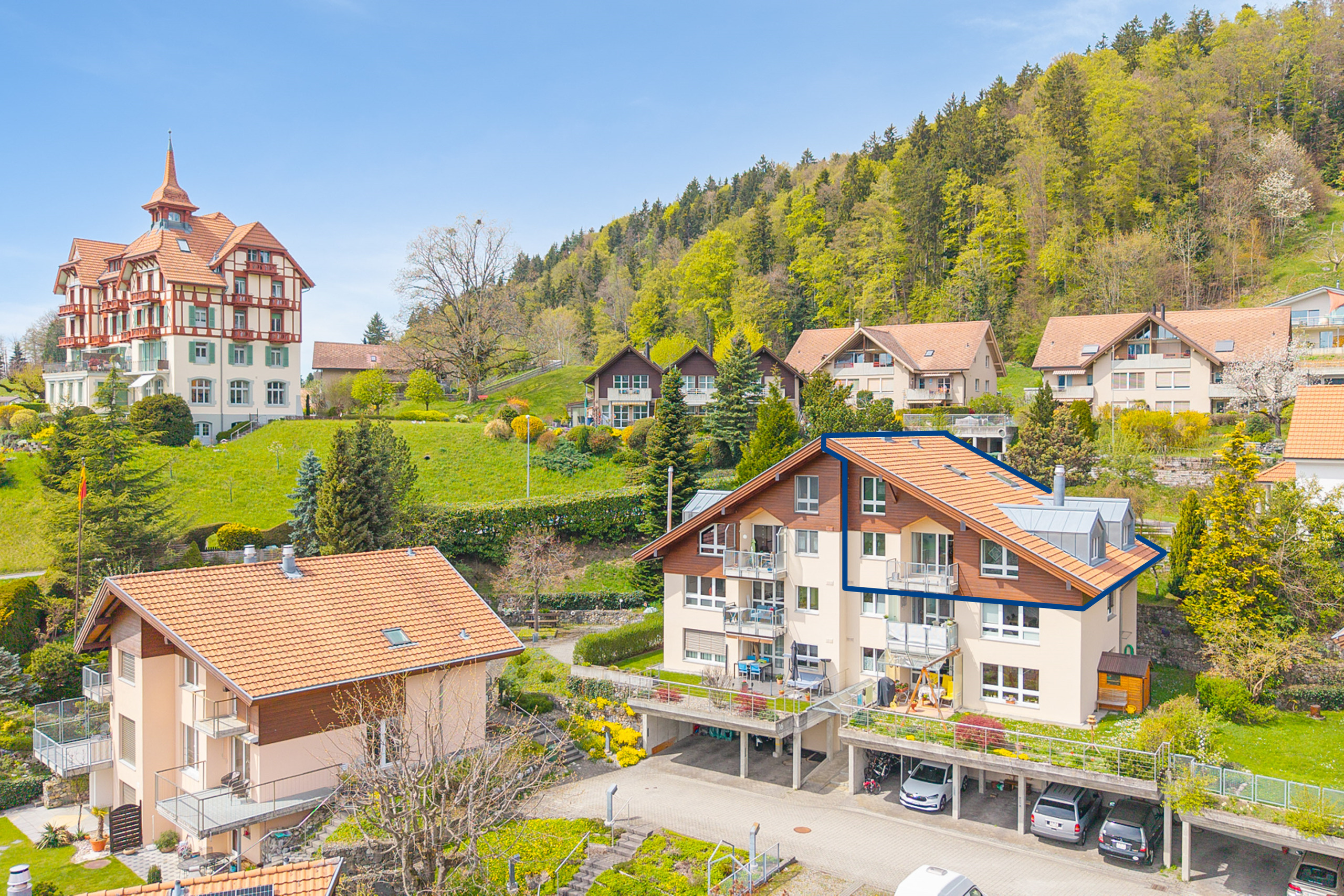 Häuser in grüner Hanglage