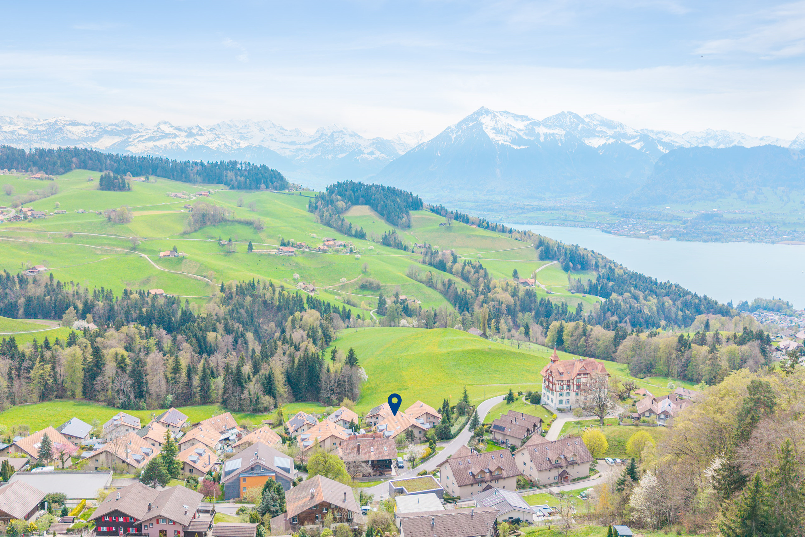 Panoramablick auf See, Alpen und grüne Hügellandschaft